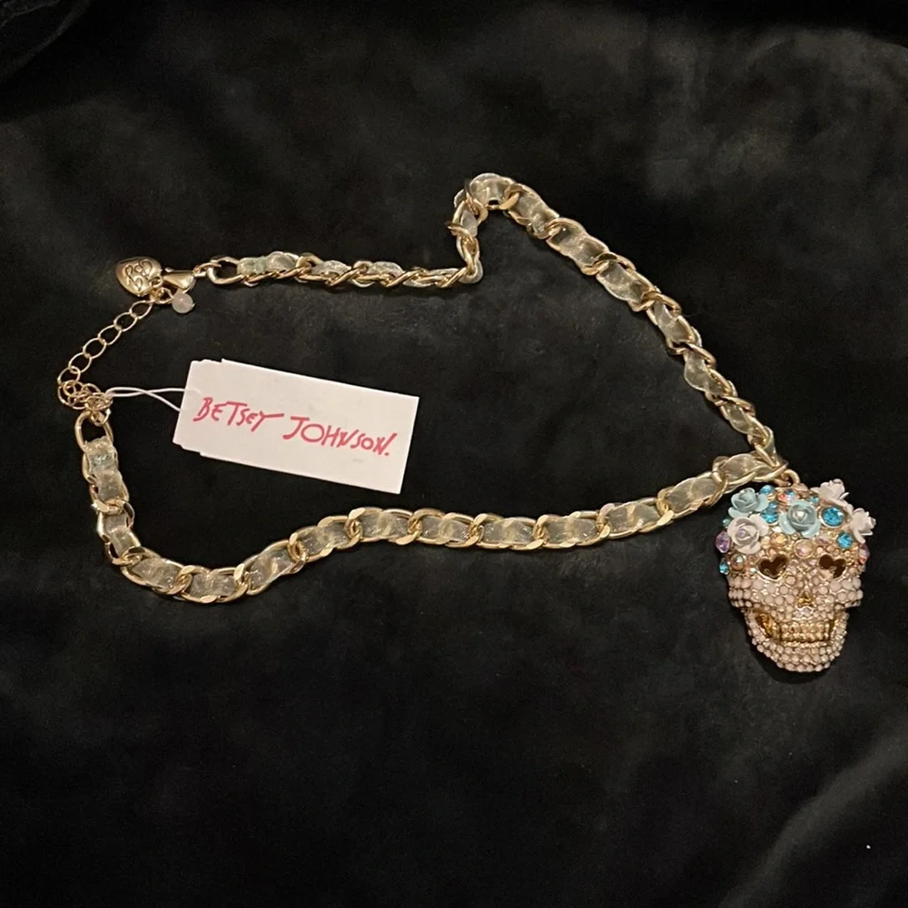 New with Tag Betsey Johnson Gold Sugar Skull blue and White Flowers necklace - Picture 4 of 10